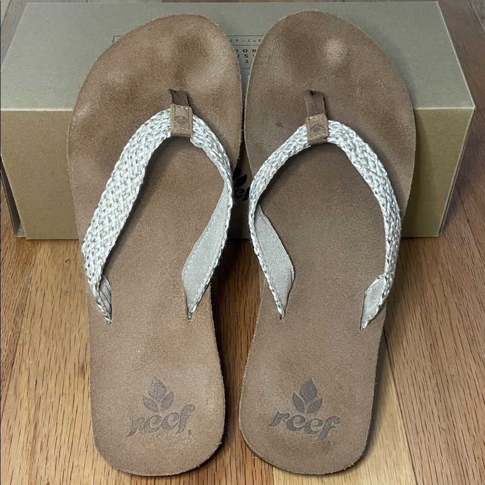 Reef Salty Air Flip Flops in Beige/Gold Woven Straps. Womens Size 8